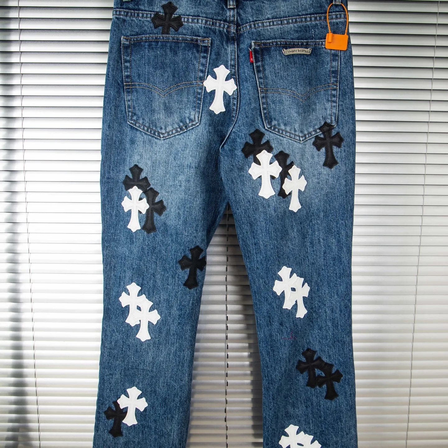 P240 Chrome Hearts Chrome Hearts blue pants, black and white multi-leather jeans, multi-leather label work jeans, ch jeans, all need to be washed and then disassembled and hand-stitched with sheepskin cross leather and then spliced to complete. The whole process is too complicated to describe. About Chrome Hearts This is an extremely luxurious fashion brand that can also be called the nobility of the high street. It has always been an exclusive brand for some hipsters or rich second generations. Compared with ordinary high streets, it is more luxurious and noble. Compared with luxury brands, it is more fashionable and individual. It has always been a brand that I have a special liking for. Style number: 1790# Color: blue Size: 28 30 32 34 36